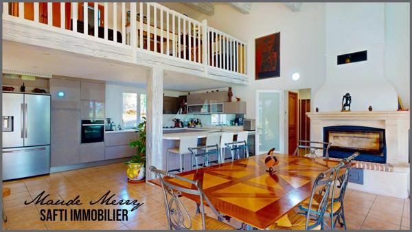 Villa de plain-pied + dépendance, le tout 170 m2 habitable - 4 chambres avec chacune sa salle d'eau privative - cuisine d'été - piscine - deux abris voiture - terrain de 1650 m2 en posiiton dominante, plein sud, au calme et sans vis-à-vis