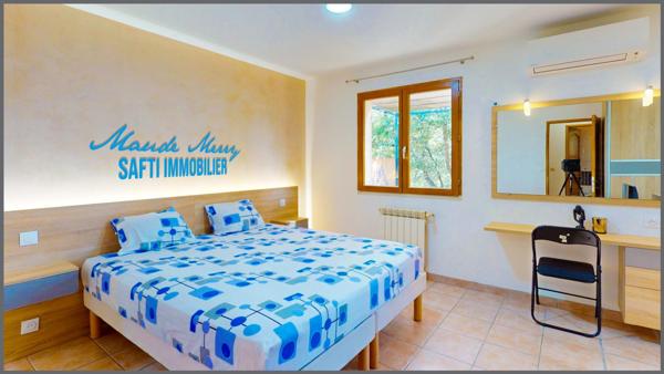 Villa de plain-pied + dépendance, le tout 170 m2 habitable - 4 chambres avec chacune sa salle d'eau privative - cuisine d'été - piscine - deux abris voiture - terrain de 1650 m2 en posiiton dominante, plein sud, au calme et sans vis-à-vis