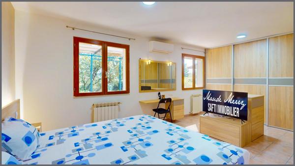 Villa de plain-pied + dépendance, le tout 170 m2 habitable - 4 chambres avec chacune sa salle d'eau privative - cuisine d'été - piscine - deux abris voiture - terrain de 1650 m2 en posiiton dominante, plein sud, au calme et sans vis-à-vis