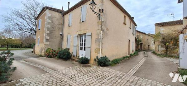 LAGARDERE maison de village et garage non attenant.