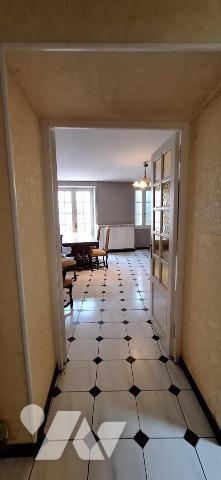 LAGARDERE maison de village et garage non attenant.