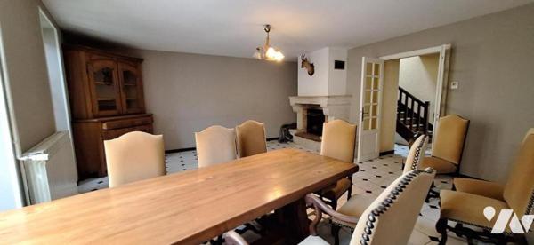 LAGARDERE maison de village et garage non attenant.