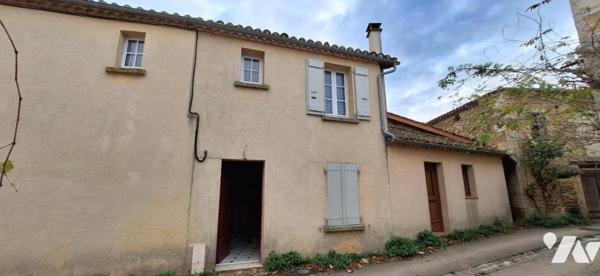 LAGARDERE maison de village et garage non attenant.