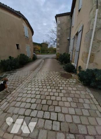 LAGARDERE maison de village et garage non attenant.
