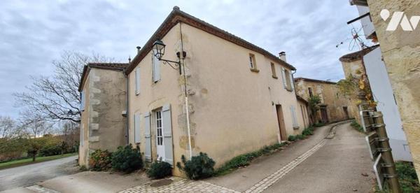 LAGARDERE maison de village et garage non attenant.