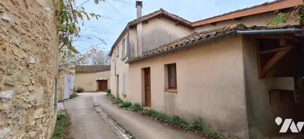 LAGARDERE maison de village et garage non attenant.