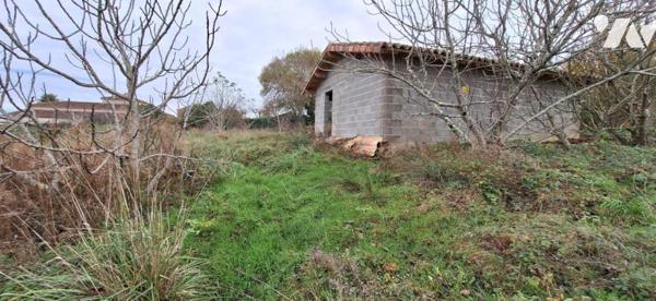 LAGARDERE maison de village et garage non attenant.