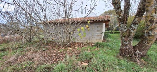 LAGARDERE maison de village et garage non attenant.