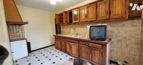 LAGARDERE maison de village et garage non attenant.