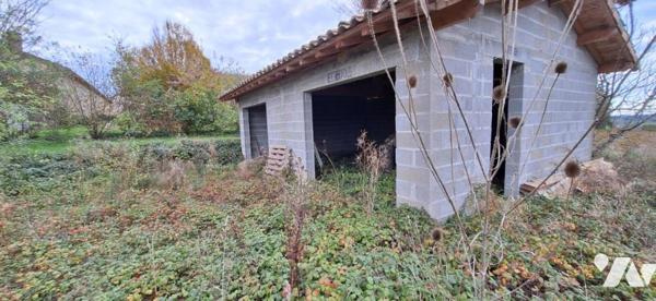 LAGARDERE maison de village et garage non attenant.