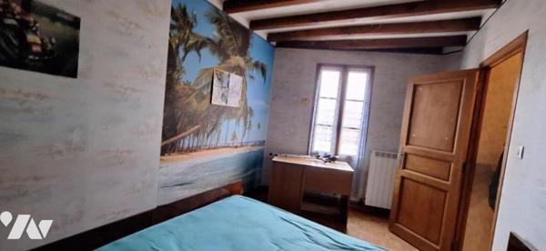 LAGARDERE maison de village et garage non attenant.