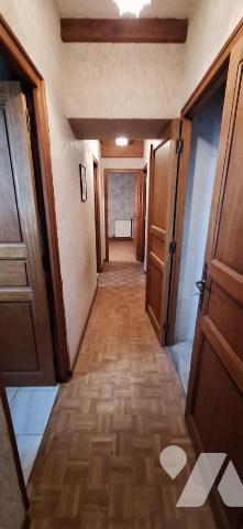 LAGARDERE maison de village et garage non attenant.