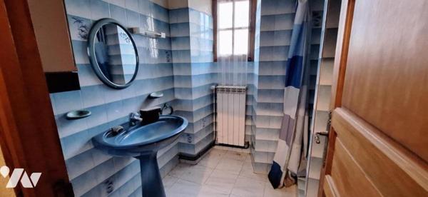 LAGARDERE maison de village et garage non attenant.