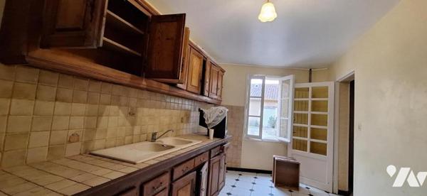 LAGARDERE maison de village et garage non attenant.