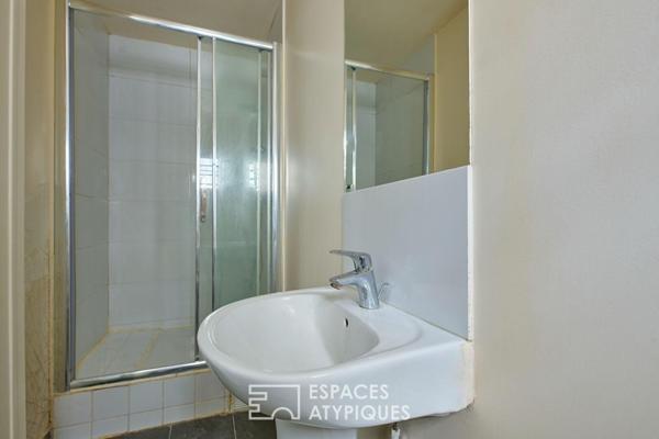 Dernier étage avec coursive à repenser aux Abbesses