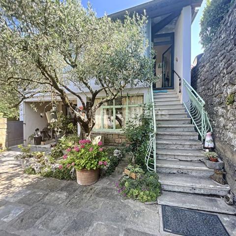 Maison 100 m2 habitables, Cour 140 m2 et Garage