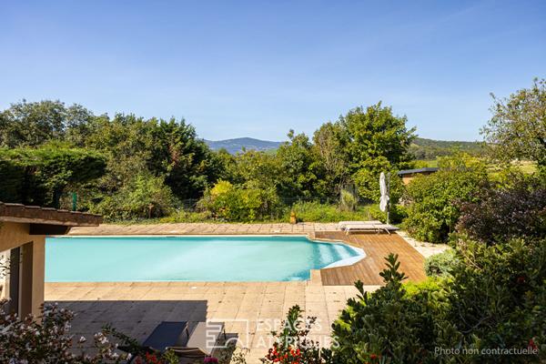 Appartement rénové au coeur d’un château avec jardin et piscine