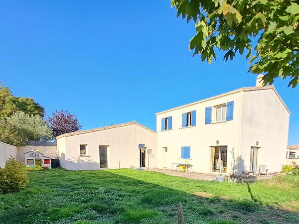 Saint-Symphorien. Maison de 6 pièces de 148 m2., Saint symphorien 79270