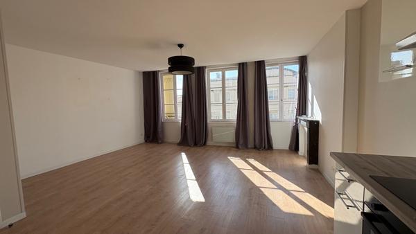 NIORT - Hyper centre-ville - Un appartement T1 bis de 51.2m²