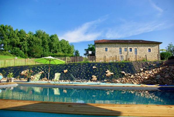 Grande longère rénovée (4 habitations) sur 5 ha. Figeac