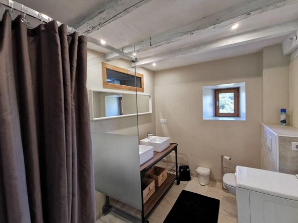 Grande longère rénovée (4 habitations) sur 5 ha. Figeac