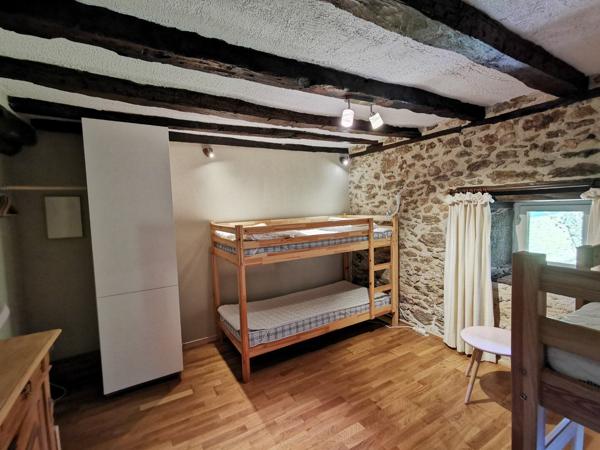 Grande longère rénovée (4 habitations) sur 5 ha. Figeac