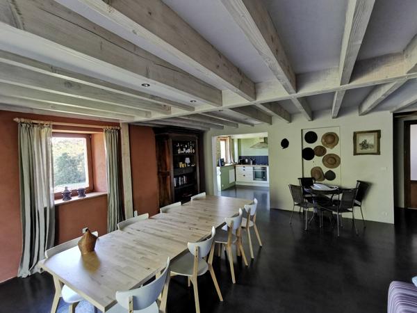 Grande longère rénovée (4 habitations) sur 5 ha. Figeac
