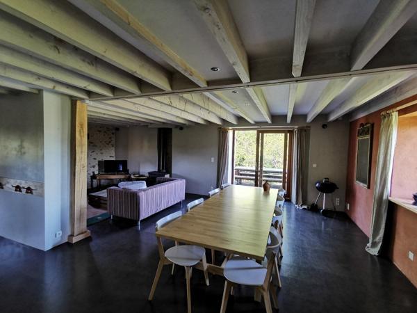 Grande longère rénovée (4 habitations) sur 5 ha. Figeac