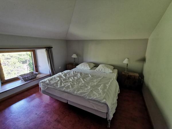 Grande longère rénovée (4 habitations) sur 5 ha. Figeac
