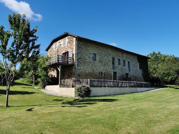Grande longère rénovée (4 habitations) sur 5 ha. Figeac