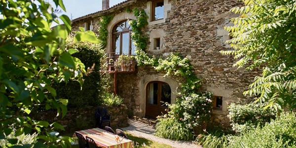 Grande longère rénovée (4 habitations) sur 5 ha. Figeac
