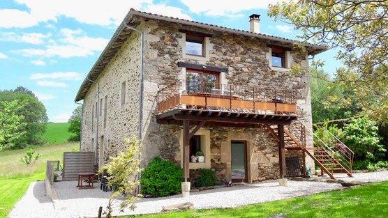 Grande longère rénovée (4 habitations) sur 5 ha. Figeac