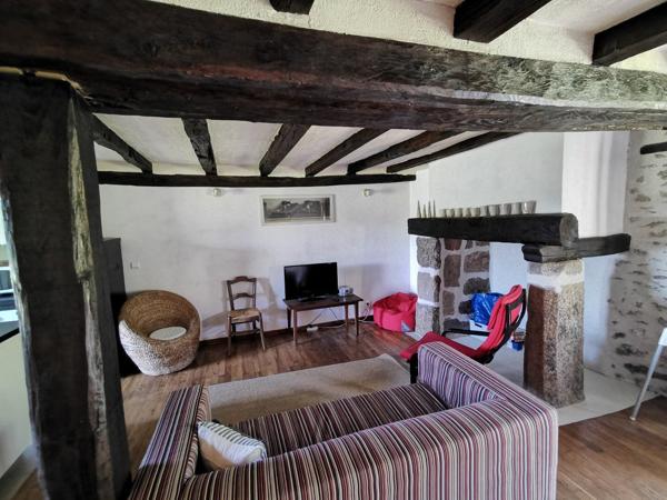 Grande longère rénovée (4 habitations) sur 5 ha. Figeac