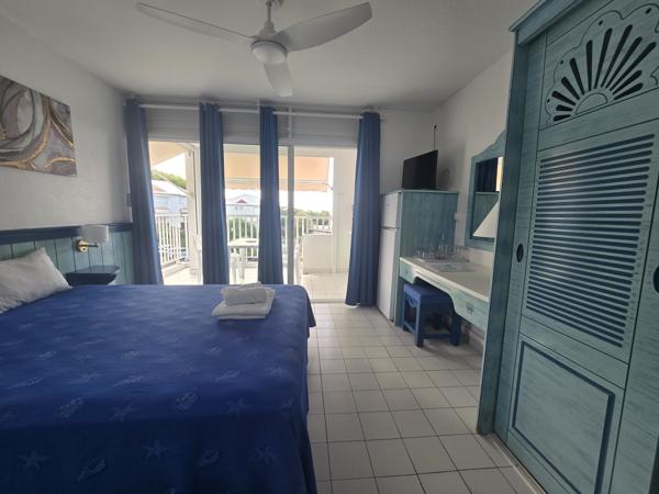Appartement à louer 750 € CC LE MOULE 1 pièce 27 m² DPE E