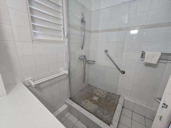 Appartement à louer 750 € CC LE MOULE 1 pièce 27 m² DPE E