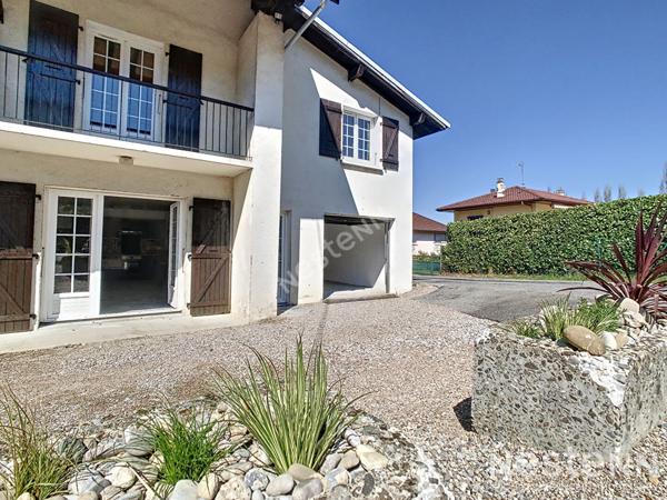 Type 4 de 86 m², entièrement rénové, entre la maison mitoyenne et l'appartement