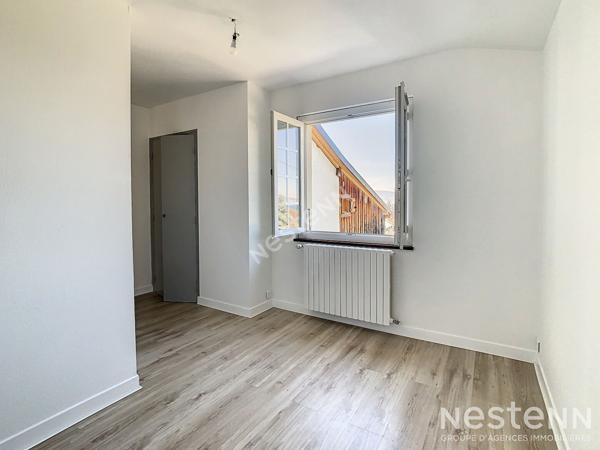Type 4 de 86 m², entièrement rénové, entre la maison mitoyenne et l'appartement