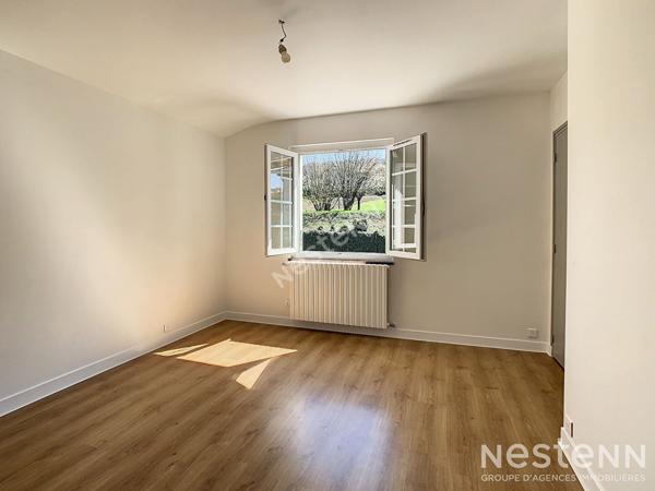 Type 4 de 86 m², entièrement rénové, entre la maison mitoyenne et l'appartement