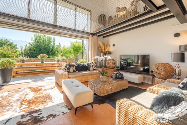 Saint-Jorioz : 
À quelques pas du lac, découvrez ce loft d’exception de 139 m², un bien singulier où volumes généreux, lignes contemporaines et prestations soignées composent un lieu de vie résolument unique.

Dès l’entrée, le caractère du lieu s’impose : beaux volumes, décoration design, matériaux soigneusement sélectionnés et atmosphère chaleureuse. Chaque espace a été pensé dans les moindres détails pour conjuguer esthétique, confort et fonctionnalité.

La pièce de vie, véritable cœur de l’appartement, s’ouvre naturellement sur une agréable terrasse prolongée par un jardin, offrant un espace extérieur privilégié aux beaux jours.
L'espace nuit se compose de 3 chambres, dont une très belle suite parentale, pensée comme un espace privé. 

L’appartement bénéficie également d’annexes particulièrement rares : une vaste buanderie, un garage double ainsi qu’un garage simple, apportant un confort supplémentaire au quotidien.

Un appartement coup de cœur, à l’identité affirmée, idéal pour ceux qui recherchent un bien différent, contemporain et confidentiel, dans un environnement recherché à proximité immédiate du lac d’Annecy.

Contact Séverine TOSI pour toutes informations complémentaires.