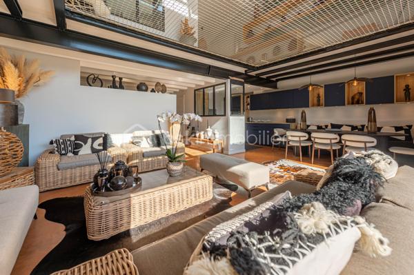 Saint-Jorioz : 
À quelques pas du lac, découvrez ce loft d’exception de 139 m², un bien singulier où volumes généreux, lignes contemporaines et prestations soignées composent un lieu de vie résolument unique.

Dès l’entrée, le caractère du lieu s’impose : beaux volumes, décoration design, matériaux soigneusement sélectionnés et atmosphère chaleureuse. Chaque espace a été pensé dans les moindres détails pour conjuguer esthétique, confort et fonctionnalité.

La pièce de vie, véritable cœur de l’appartement, s’ouvre naturellement sur une agréable terrasse prolongée par un jardin, offrant un espace extérieur privilégié aux beaux jours.
L'espace nuit se compose de 3 chambres, dont une très belle suite parentale, pensée comme un espace privé. 

L’appartement bénéficie également d’annexes particulièrement rares : une vaste buanderie, un garage double ainsi qu’un garage simple, apportant un confort supplémentaire au quotidien.

Un appartement coup de cœur, à l’identité affirmée, idéal pour ceux qui recherchent un bien différent, contemporain et confidentiel, dans un environnement recherché à proximité immédiate du lac d’Annecy.

Contact Séverine TOSI pour toutes informations complémentaires.