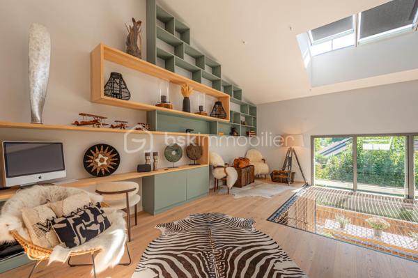 Saint-Jorioz : 
À quelques pas du lac, découvrez ce loft d’exception de 139 m², un bien singulier où volumes généreux, lignes contemporaines et prestations soignées composent un lieu de vie résolument unique.

Dès l’entrée, le caractère du lieu s’impose : beaux volumes, décoration design, matériaux soigneusement sélectionnés et atmosphère chaleureuse. Chaque espace a été pensé dans les moindres détails pour conjuguer esthétique, confort et fonctionnalité.

La pièce de vie, véritable cœur de l’appartement, s’ouvre naturellement sur une agréable terrasse prolongée par un jardin, offrant un espace extérieur privilégié aux beaux jours.
L'espace nuit se compose de 3 chambres, dont une très belle suite parentale, pensée comme un espace privé. 

L’appartement bénéficie également d’annexes particulièrement rares : une vaste buanderie, un garage double ainsi qu’un garage simple, apportant un confort supplémentaire au quotidien.

Un appartement coup de cœur, à l’identité affirmée, idéal pour ceux qui recherchent un bien différent, contemporain et confidentiel, dans un environnement recherché à proximité immédiate du lac d’Annecy.

Contact Séverine TOSI pour toutes informations complémentaires.