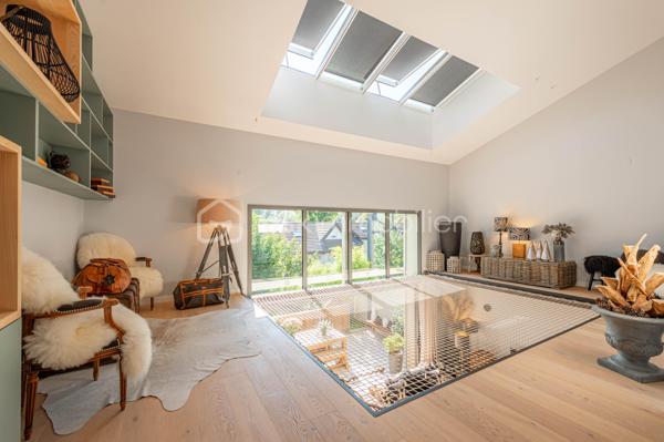 Saint-Jorioz : 
À quelques pas du lac, découvrez ce loft d’exception de 139 m², un bien singulier où volumes généreux, lignes contemporaines et prestations soignées composent un lieu de vie résolument unique.

Dès l’entrée, le caractère du lieu s’impose : beaux volumes, décoration design, matériaux soigneusement sélectionnés et atmosphère chaleureuse. Chaque espace a été pensé dans les moindres détails pour conjuguer esthétique, confort et fonctionnalité.

La pièce de vie, véritable cœur de l’appartement, s’ouvre naturellement sur une agréable terrasse prolongée par un jardin, offrant un espace extérieur privilégié aux beaux jours.
L'espace nuit se compose de 3 chambres, dont une très belle suite parentale, pensée comme un espace privé. 

L’appartement bénéficie également d’annexes particulièrement rares : une vaste buanderie, un garage double ainsi qu’un garage simple, apportant un confort supplémentaire au quotidien.

Un appartement coup de cœur, à l’identité affirmée, idéal pour ceux qui recherchent un bien différent, contemporain et confidentiel, dans un environnement recherché à proximité immédiate du lac d’Annecy.

Contact Séverine TOSI pour toutes informations complémentaires.