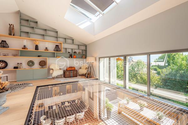 Saint-Jorioz : 
À quelques pas du lac, découvrez ce loft d’exception de 139 m², un bien singulier où volumes généreux, lignes contemporaines et prestations soignées composent un lieu de vie résolument unique.

Dès l’entrée, le caractère du lieu s’impose : beaux volumes, décoration design, matériaux soigneusement sélectionnés et atmosphère chaleureuse. Chaque espace a été pensé dans les moindres détails pour conjuguer esthétique, confort et fonctionnalité.

La pièce de vie, véritable cœur de l’appartement, s’ouvre naturellement sur une agréable terrasse prolongée par un jardin, offrant un espace extérieur privilégié aux beaux jours.
L'espace nuit se compose de 3 chambres, dont une très belle suite parentale, pensée comme un espace privé. 

L’appartement bénéficie également d’annexes particulièrement rares : une vaste buanderie, un garage double ainsi qu’un garage simple, apportant un confort supplémentaire au quotidien.

Un appartement coup de cœur, à l’identité affirmée, idéal pour ceux qui recherchent un bien différent, contemporain et confidentiel, dans un environnement recherché à proximité immédiate du lac d’Annecy.

Contact Séverine TOSI pour toutes informations complémentaires.