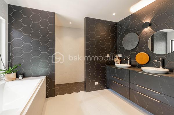 Saint-Jorioz : 
À quelques pas du lac, découvrez ce loft d’exception de 139 m², un bien singulier où volumes généreux, lignes contemporaines et prestations soignées composent un lieu de vie résolument unique.

Dès l’entrée, le caractère du lieu s’impose : beaux volumes, décoration design, matériaux soigneusement sélectionnés et atmosphère chaleureuse. Chaque espace a été pensé dans les moindres détails pour conjuguer esthétique, confort et fonctionnalité.

La pièce de vie, véritable cœur de l’appartement, s’ouvre naturellement sur une agréable terrasse prolongée par un jardin, offrant un espace extérieur privilégié aux beaux jours.
L'espace nuit se compose de 3 chambres, dont une très belle suite parentale, pensée comme un espace privé. 

L’appartement bénéficie également d’annexes particulièrement rares : une vaste buanderie, un garage double ainsi qu’un garage simple, apportant un confort supplémentaire au quotidien.

Un appartement coup de cœur, à l’identité affirmée, idéal pour ceux qui recherchent un bien différent, contemporain et confidentiel, dans un environnement recherché à proximité immédiate du lac d’Annecy.

Contact Séverine TOSI pour toutes informations complémentaires.