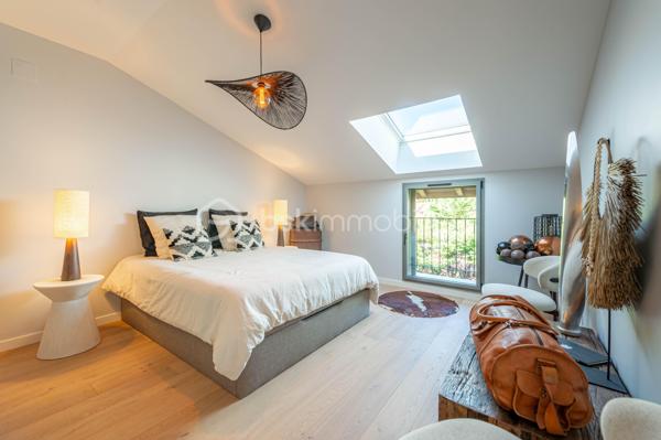 Saint-Jorioz : 
À quelques pas du lac, découvrez ce loft d’exception de 139 m², un bien singulier où volumes généreux, lignes contemporaines et prestations soignées composent un lieu de vie résolument unique.

Dès l’entrée, le caractère du lieu s’impose : beaux volumes, décoration design, matériaux soigneusement sélectionnés et atmosphère chaleureuse. Chaque espace a été pensé dans les moindres détails pour conjuguer esthétique, confort et fonctionnalité.

La pièce de vie, véritable cœur de l’appartement, s’ouvre naturellement sur une agréable terrasse prolongée par un jardin, offrant un espace extérieur privilégié aux beaux jours.
L'espace nuit se compose de 3 chambres, dont une très belle suite parentale, pensée comme un espace privé. 

L’appartement bénéficie également d’annexes particulièrement rares : une vaste buanderie, un garage double ainsi qu’un garage simple, apportant un confort supplémentaire au quotidien.

Un appartement coup de cœur, à l’identité affirmée, idéal pour ceux qui recherchent un bien différent, contemporain et confidentiel, dans un environnement recherché à proximité immédiate du lac d’Annecy.

Contact Séverine TOSI pour toutes informations complémentaires.
