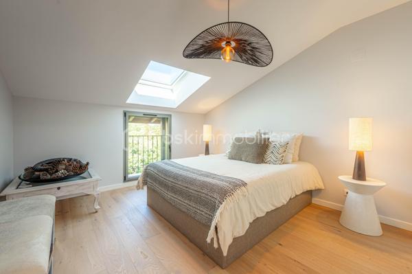 Saint-Jorioz : 
À quelques pas du lac, découvrez ce loft d’exception de 139 m², un bien singulier où volumes généreux, lignes contemporaines et prestations soignées composent un lieu de vie résolument unique.

Dès l’entrée, le caractère du lieu s’impose : beaux volumes, décoration design, matériaux soigneusement sélectionnés et atmosphère chaleureuse. Chaque espace a été pensé dans les moindres détails pour conjuguer esthétique, confort et fonctionnalité.

La pièce de vie, véritable cœur de l’appartement, s’ouvre naturellement sur une agréable terrasse prolongée par un jardin, offrant un espace extérieur privilégié aux beaux jours.
L'espace nuit se compose de 3 chambres, dont une très belle suite parentale, pensée comme un espace privé. 

L’appartement bénéficie également d’annexes particulièrement rares : une vaste buanderie, un garage double ainsi qu’un garage simple, apportant un confort supplémentaire au quotidien.

Un appartement coup de cœur, à l’identité affirmée, idéal pour ceux qui recherchent un bien différent, contemporain et confidentiel, dans un environnement recherché à proximité immédiate du lac d’Annecy.

Contact Séverine TOSI pour toutes informations complémentaires.