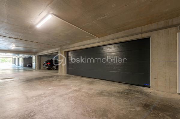 Saint-Jorioz : 
À quelques pas du lac, découvrez ce loft d’exception de 139 m², un bien singulier où volumes généreux, lignes contemporaines et prestations soignées composent un lieu de vie résolument unique.

Dès l’entrée, le caractère du lieu s’impose : beaux volumes, décoration design, matériaux soigneusement sélectionnés et atmosphère chaleureuse. Chaque espace a été pensé dans les moindres détails pour conjuguer esthétique, confort et fonctionnalité.

La pièce de vie, véritable cœur de l’appartement, s’ouvre naturellement sur une agréable terrasse prolongée par un jardin, offrant un espace extérieur privilégié aux beaux jours.
L'espace nuit se compose de 3 chambres, dont une très belle suite parentale, pensée comme un espace privé. 

L’appartement bénéficie également d’annexes particulièrement rares : une vaste buanderie, un garage double ainsi qu’un garage simple, apportant un confort supplémentaire au quotidien.

Un appartement coup de cœur, à l’identité affirmée, idéal pour ceux qui recherchent un bien différent, contemporain et confidentiel, dans un environnement recherché à proximité immédiate du lac d’Annecy.

Contact Séverine TOSI pour toutes informations complémentaires.