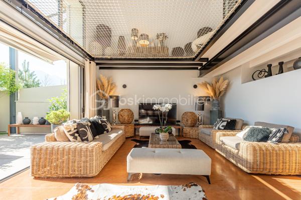 Saint-Jorioz : 
À quelques pas du lac, découvrez ce loft d’exception de 139 m², un bien singulier où volumes généreux, lignes contemporaines et prestations soignées composent un lieu de vie résolument unique.

Dès l’entrée, le caractère du lieu s’impose : beaux volumes, décoration design, matériaux soigneusement sélectionnés et atmosphère chaleureuse. Chaque espace a été pensé dans les moindres détails pour conjuguer esthétique, confort et fonctionnalité.

La pièce de vie, véritable cœur de l’appartement, s’ouvre naturellement sur une agréable terrasse prolongée par un jardin, offrant un espace extérieur privilégié aux beaux jours.
L'espace nuit se compose de 3 chambres, dont une très belle suite parentale, pensée comme un espace privé. 

L’appartement bénéficie également d’annexes particulièrement rares : une vaste buanderie, un garage double ainsi qu’un garage simple, apportant un confort supplémentaire au quotidien.

Un appartement coup de cœur, à l’identité affirmée, idéal pour ceux qui recherchent un bien différent, contemporain et confidentiel, dans un environnement recherché à proximité immédiate du lac d’Annecy.

Contact Séverine TOSI pour toutes informations complémentaires.