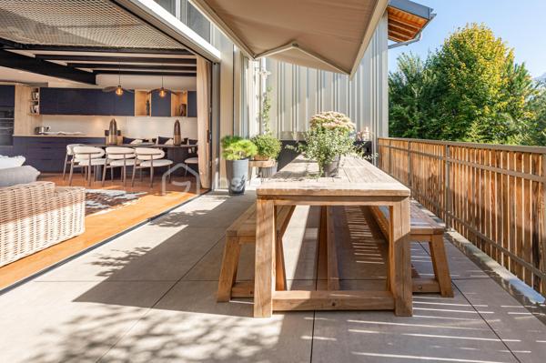 Saint-Jorioz : 
À quelques pas du lac, découvrez ce loft d’exception de 139 m², un bien singulier où volumes généreux, lignes contemporaines et prestations soignées composent un lieu de vie résolument unique.

Dès l’entrée, le caractère du lieu s’impose : beaux volumes, décoration design, matériaux soigneusement sélectionnés et atmosphère chaleureuse. Chaque espace a été pensé dans les moindres détails pour conjuguer esthétique, confort et fonctionnalité.

La pièce de vie, véritable cœur de l’appartement, s’ouvre naturellement sur une agréable terrasse prolongée par un jardin, offrant un espace extérieur privilégié aux beaux jours.
L'espace nuit se compose de 3 chambres, dont une très belle suite parentale, pensée comme un espace privé. 

L’appartement bénéficie également d’annexes particulièrement rares : une vaste buanderie, un garage double ainsi qu’un garage simple, apportant un confort supplémentaire au quotidien.

Un appartement coup de cœur, à l’identité affirmée, idéal pour ceux qui recherchent un bien différent, contemporain et confidentiel, dans un environnement recherché à proximité immédiate du lac d’Annecy.

Contact Séverine TOSI pour toutes informations complémentaires.