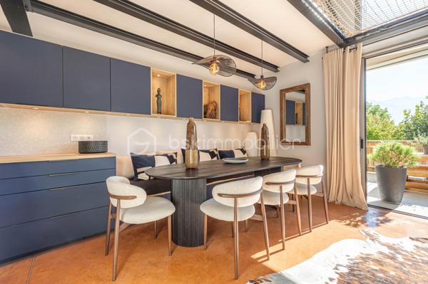 Saint-Jorioz : 
À quelques pas du lac, découvrez ce loft d’exception de 139 m², un bien singulier où volumes généreux, lignes contemporaines et prestations soignées composent un lieu de vie résolument unique.

Dès l’entrée, le caractère du lieu s’impose : beaux volumes, décoration design, matériaux soigneusement sélectionnés et atmosphère chaleureuse. Chaque espace a été pensé dans les moindres détails pour conjuguer esthétique, confort et fonctionnalité.

La pièce de vie, véritable cœur de l’appartement, s’ouvre naturellement sur une agréable terrasse prolongée par un jardin, offrant un espace extérieur privilégié aux beaux jours.
L'espace nuit se compose de 3 chambres, dont une très belle suite parentale, pensée comme un espace privé. 

L’appartement bénéficie également d’annexes particulièrement rares : une vaste buanderie, un garage double ainsi qu’un garage simple, apportant un confort supplémentaire au quotidien.

Un appartement coup de cœur, à l’identité affirmée, idéal pour ceux qui recherchent un bien différent, contemporain et confidentiel, dans un environnement recherché à proximité immédiate du lac d’Annecy.

Contact Séverine TOSI pour toutes informations complémentaires.